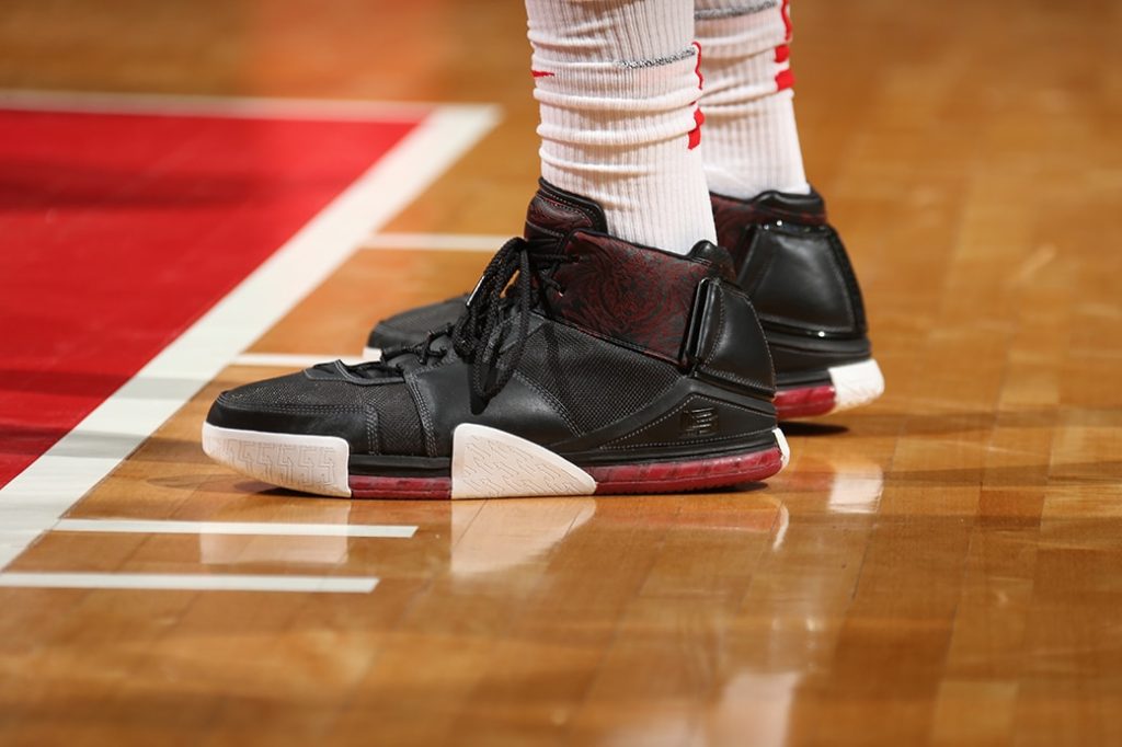 Mike Scott: Nike LeBron 2