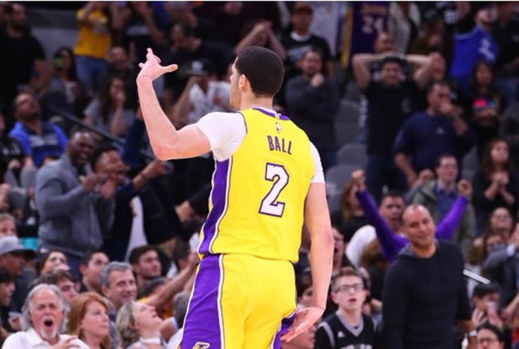 lonzo ball clutch three spurs